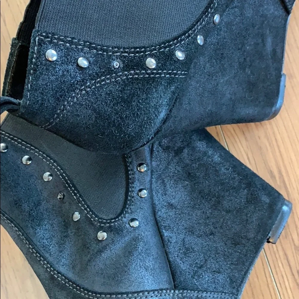 Joes jeans black suede open toe wedges